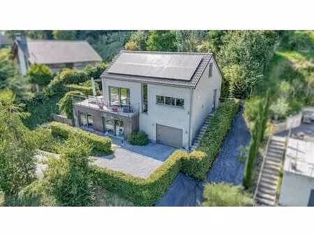 villa 4 chambres avec garage et jardin.