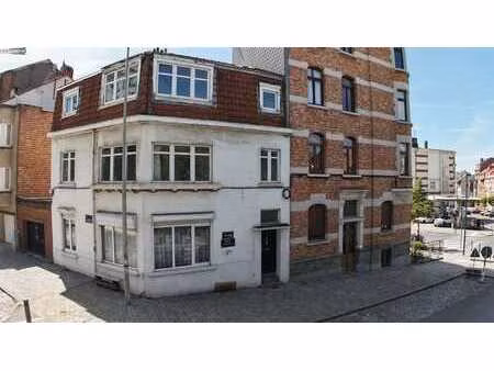 maison de coin 3 façades avec 5 chambres et beau potentiel s