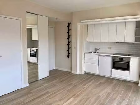 mérode - place st-pierre - studio 28m² avec terrasse 5m²