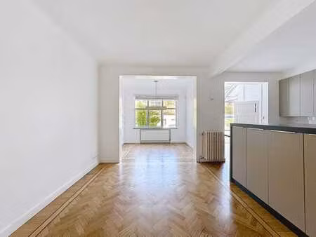superbe souplex de ±125 m² avec agréable cour privative
