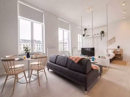 place du luxembourg : magnifique studio meublé avec balcon