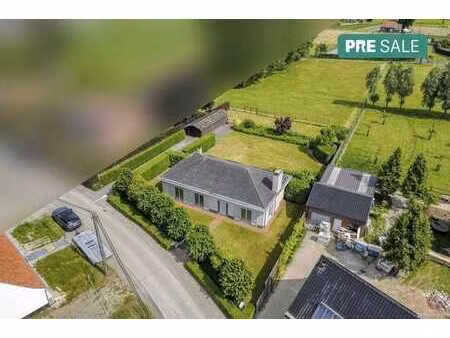 maison rurale idéalement située sur un terrain de 3 828 m²
