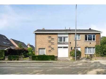 maison mitoyenne spacieuse avec garage  véranda et jardin en