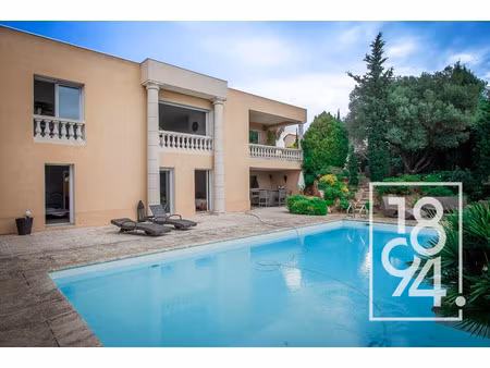 villa de luxe à vendre dans le quartier donicarde-barban