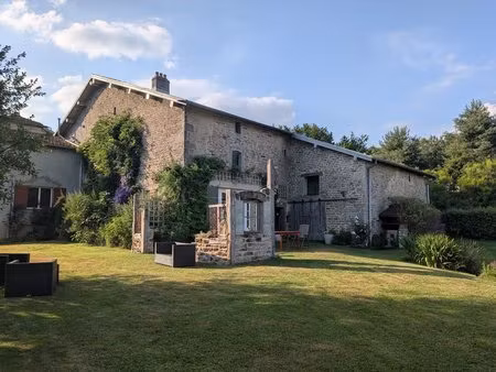 maison de ferme française dans un cadre rural paisible