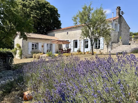 élégante demeure de caractère avec jardin et dépendances