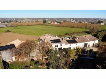 propriété - une maison d'habitation - 5 chambres d'hôtes - 2 appartements en location sur 