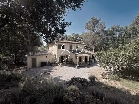 bastide provençale 5 chambres avec piscine au calme complet