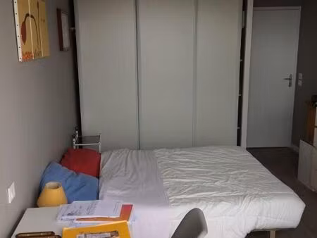 chambre 1 pièce 100 m²
