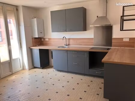 t5 – entrée individuelle et terrasse – refait à neuf