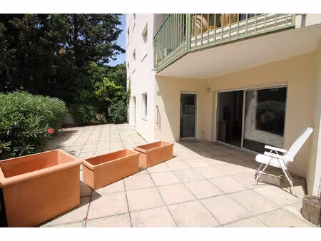 nimes centre ville bel appartement p3 de 82m² en rez-de-jardin avec une grande terrasse pr