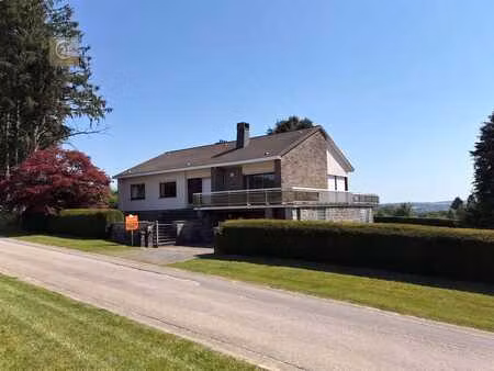 jolie villa de plain-pied avec magnifique jardin dans cadre