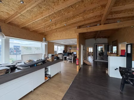 bâtiment d'activités de 801 m2 construction récente fort