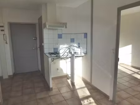 appartement t2 meublé cosy à louer à la tour-d'aigues