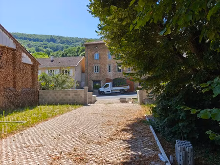 local d'activité / bureaux à aménager – plateau de 90 m² avec 2 parkings – 190 000 €