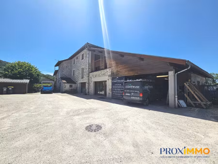 local commercial avec bureaux  zone de stockage et stationnement