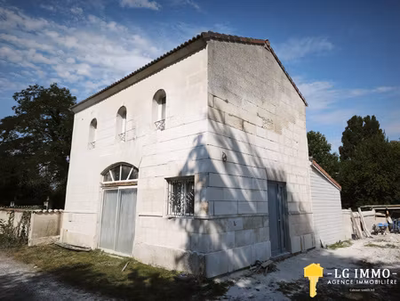 maison en pierres rénovée 3 chambres  jardin clos au coeur d