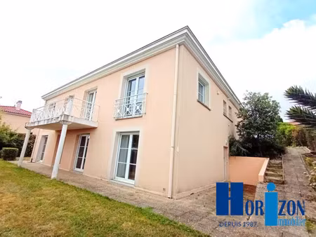 vente maison 8 pièces 209 m² saint-genest-lerpt (42530)