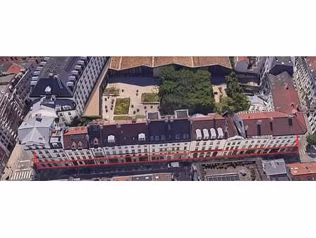 ensemble immobilier de 13 commerces et 1 espace bureau