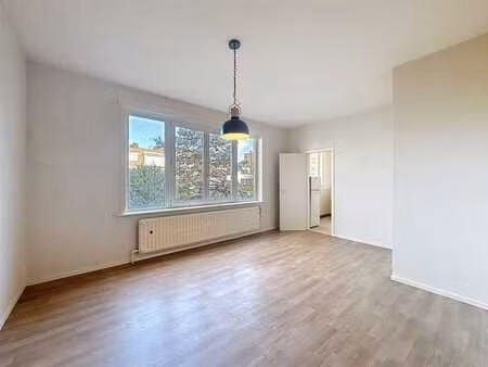 brugmann  studio rafraîchit (bail 6 mois)