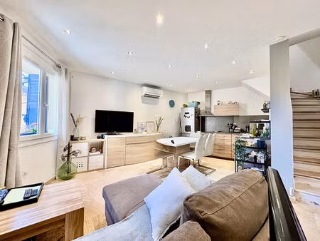 charmante maison de village rénovée au coeur de pourrières avec vaste cave