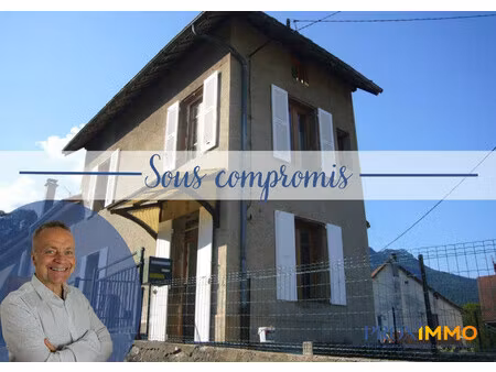 maison de village sur les hauteurs avec garage .