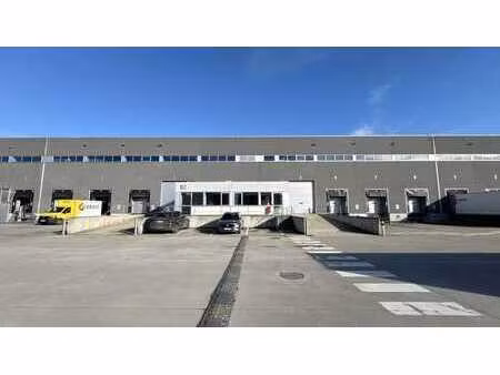 entrepôt avec bureaux dans le parc eigenlo à saint-nicolas