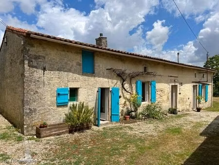jolie maison 2 chambres et terrain clos de murs