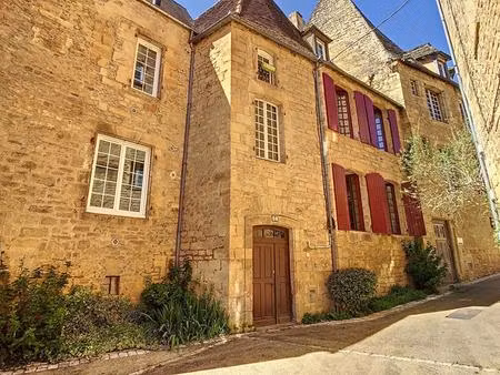 bâtiment composant de 4 appartement au centre de sarlat-la-canéda