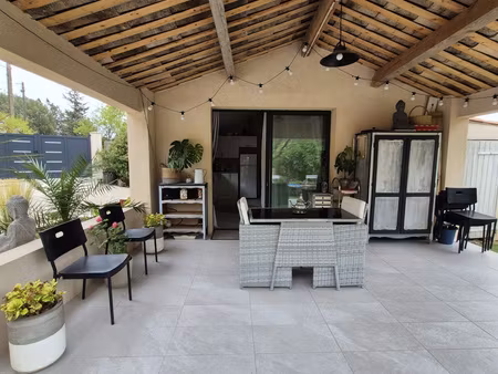 cotignac beau studio meublé avec terrasse de 20m² et un jardinet. place de parking privée 
