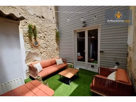 maison de ville en pierre avec cour