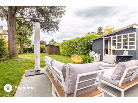 maison individuelle de 219m2 avec terrasse et jardin  située