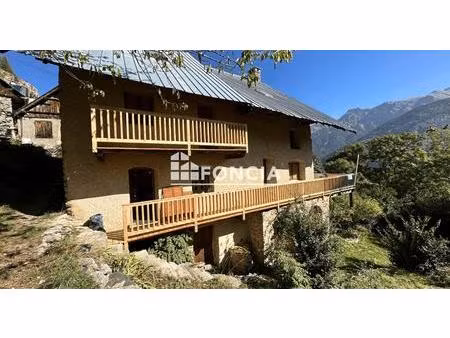 maison de pays dans un hameau de montagne