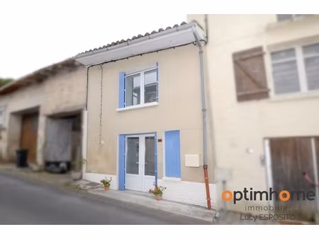 charmante maison de village aux volets bleus au cœur d'alloue !