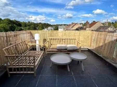 place st-job: terrasse  faibles charges! meubles dispo