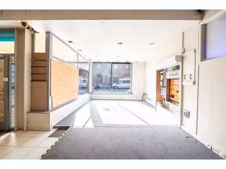 rez-de-chaussée commercial idéalement situé – fort potentiel