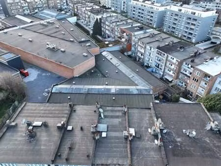 incroyable entrepôt de 1.455 m² avec une hauteur au plafond