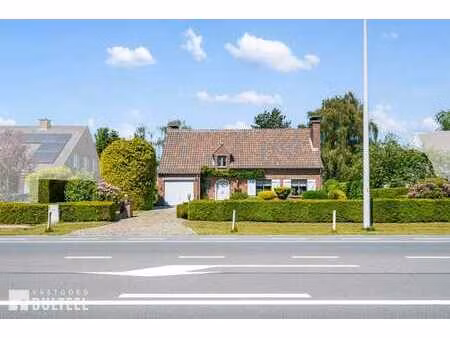 perfect onderhouden open bebouwing met ruime tuin en garage!