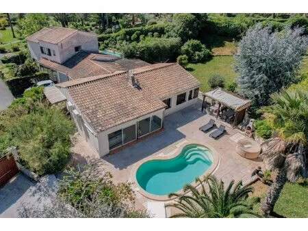 mandelieu-la-napoule – villa de plain-pied en domaine fermé avec piscine  grand terrain et