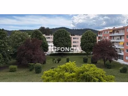 brignoles. découvrez cet appartement de 2 chambres  séjour double et balcon offrant de bel