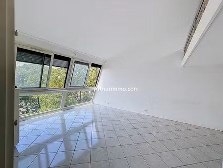 à vendre – grand 2 pièces avec double séjour  mezzanine  véranda et parking – résidence la