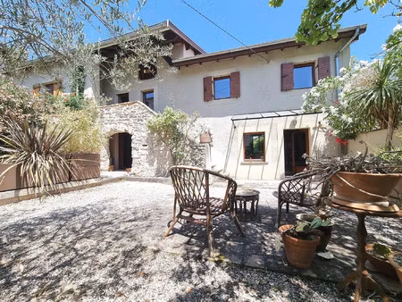 maison en pierre et pisé rénovée de 186 m² – centre de sai