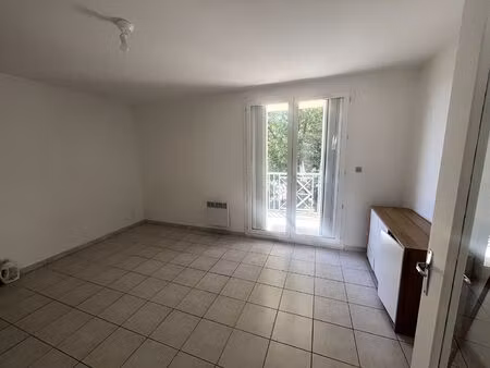 studio non meublé 23 m2 place de parking