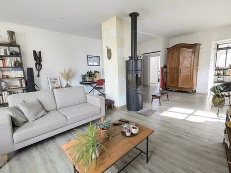 maison en pierre rénovée  coeur de village