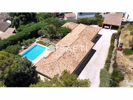 maison de plain-pied  4/5 chambres  piscine et car-port