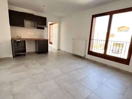 t2 neuf chauffage et eau chaude inclus + terrasse + parking