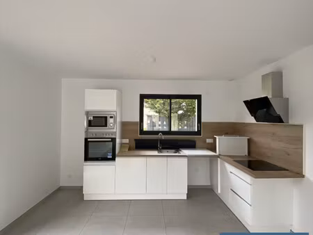 belle maison 4 pieces mitoyenne par le garage avec jardin