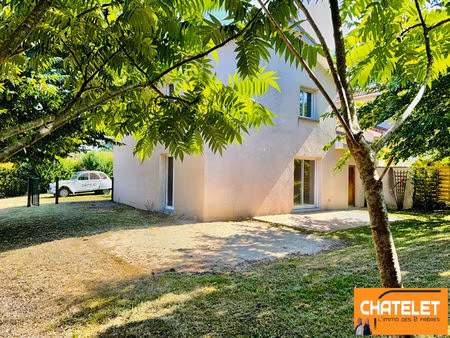 maison lumineuse avec jardin et grand garage
