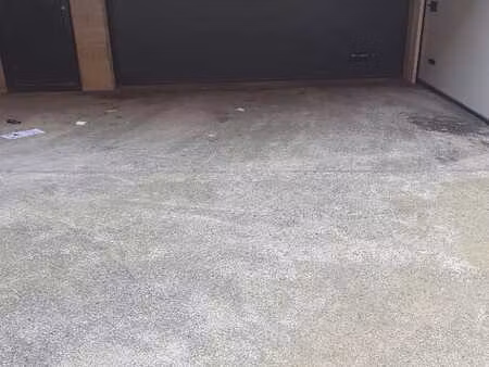 garage avec porte automatique situé à merchtem!