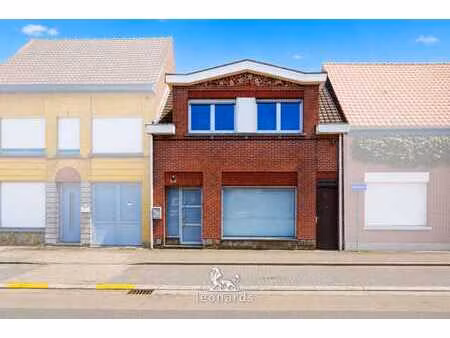 grande maison avec espace de stockage et jardin